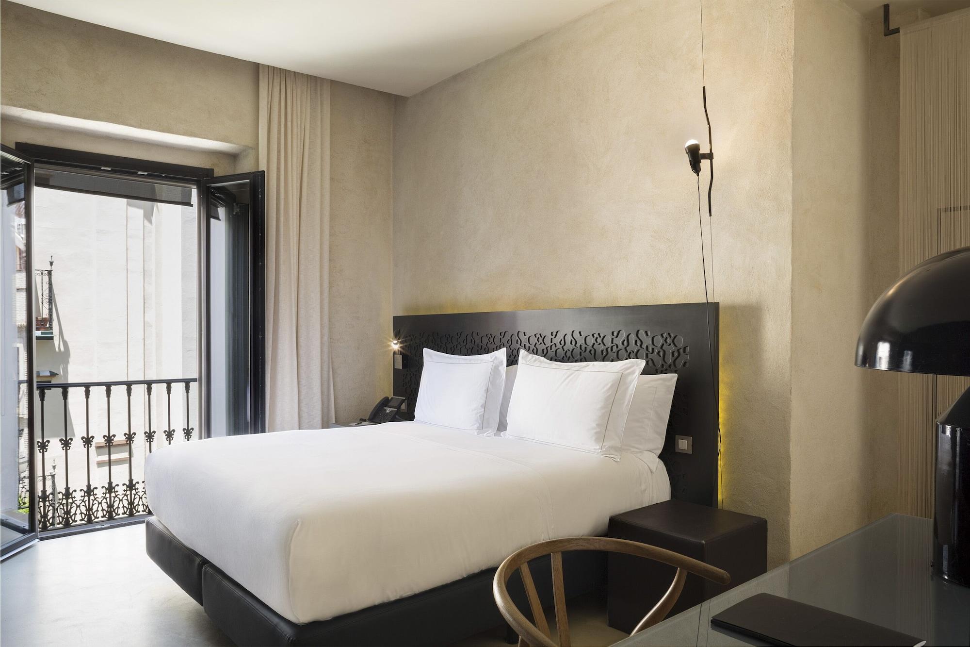 Eme Catedral Mercer Hotel Seville Ngoại thất bức ảnh A room at the hotel