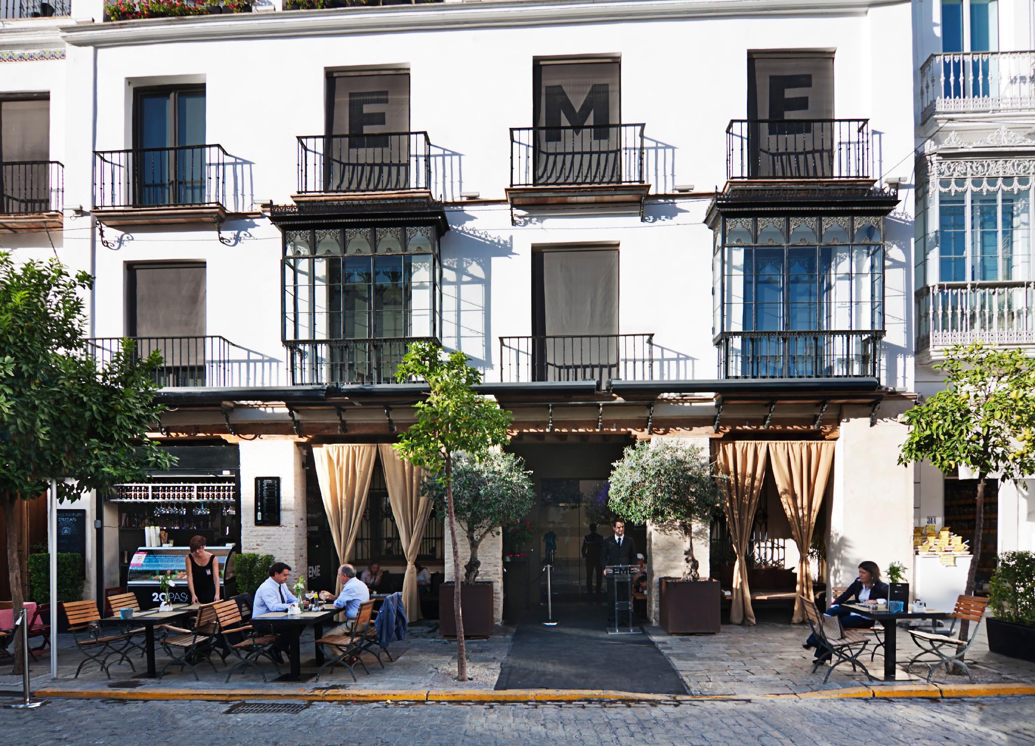 Eme Catedral Mercer Hotel Seville Ngoại thất bức ảnh A typical café in Seville