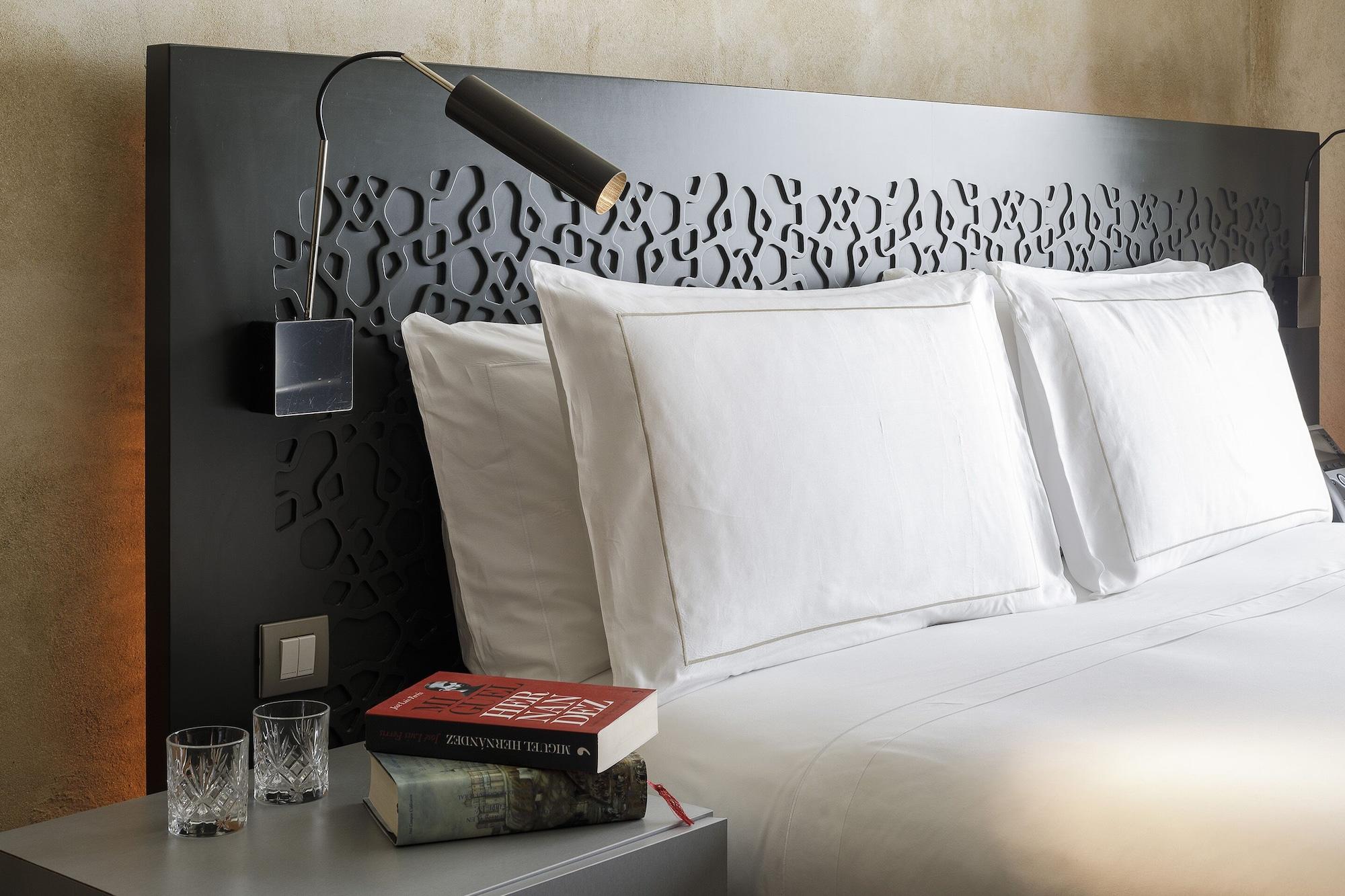 Eme Catedral Mercer Hotel Seville Ngoại thất bức ảnh A room at the hotel
