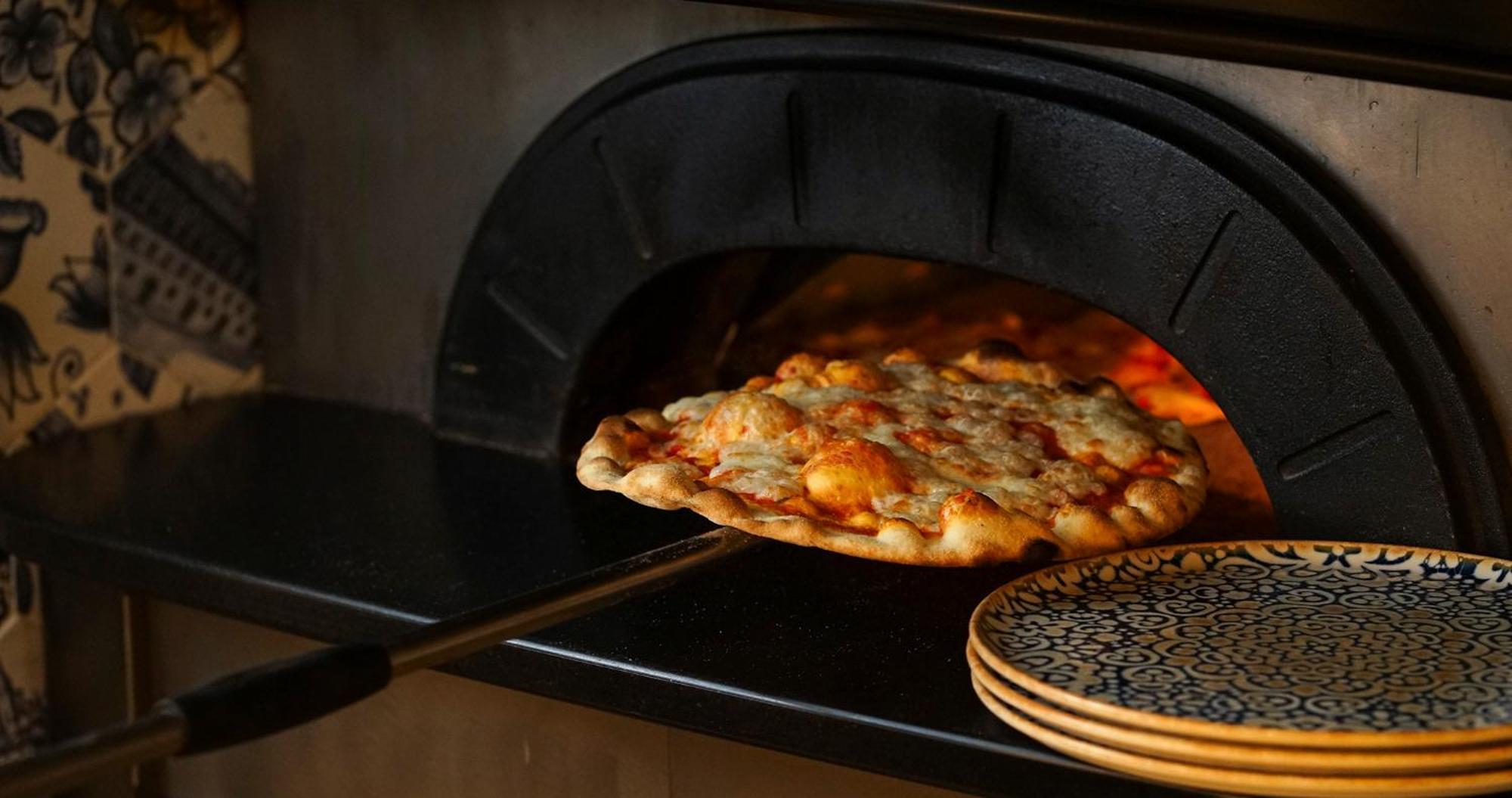 Eme Catedral Mercer Hotel Seville Ngoại thất bức ảnh Pizza being removed from a wood-fired oven