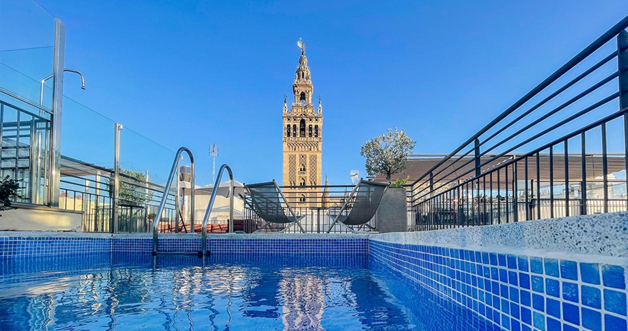 Eme Catedral Mercer Hotel Seville Ngoại thất bức ảnh The rooftop pool at the Hotel Casa 1800