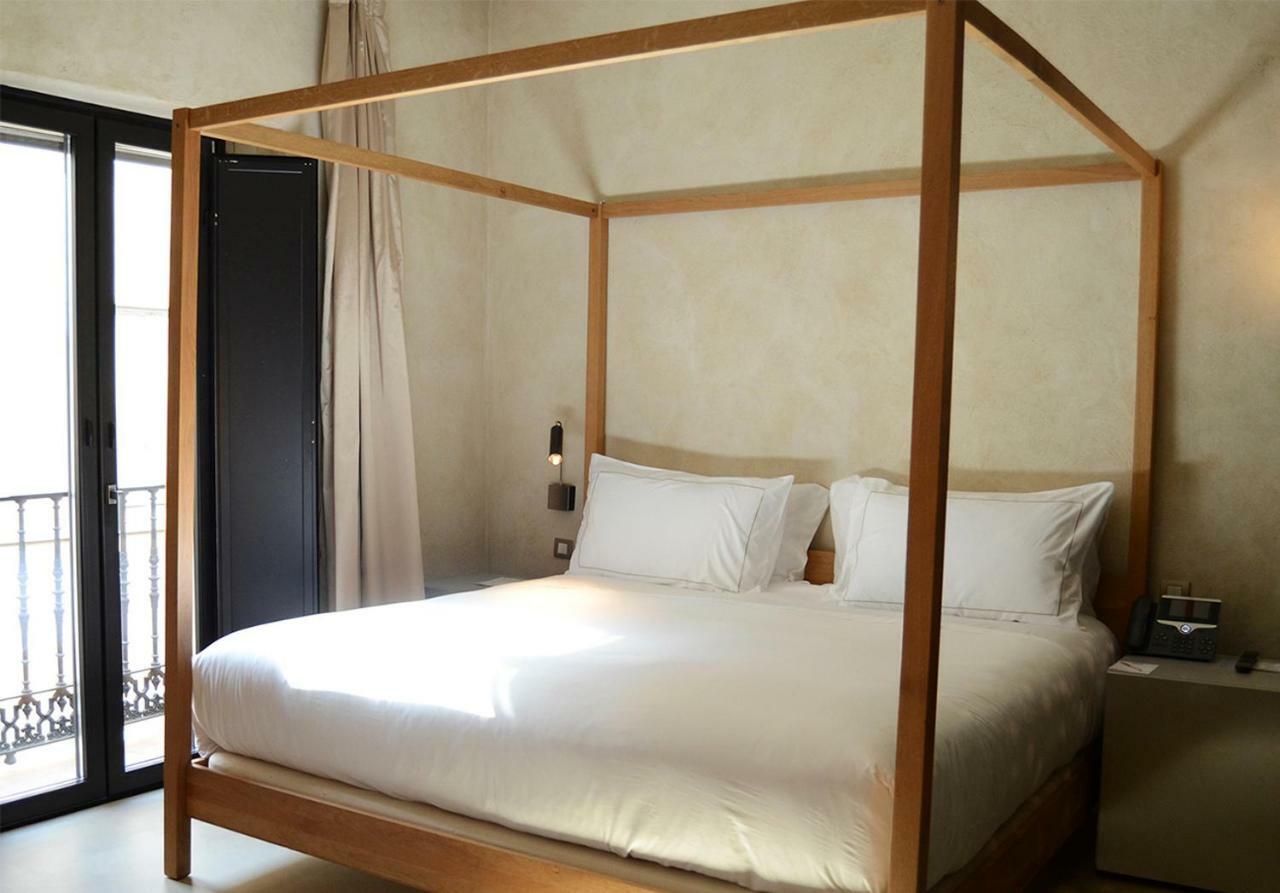 Eme Catedral Mercer Hotel Seville Ngoại thất bức ảnh A four-poster bed