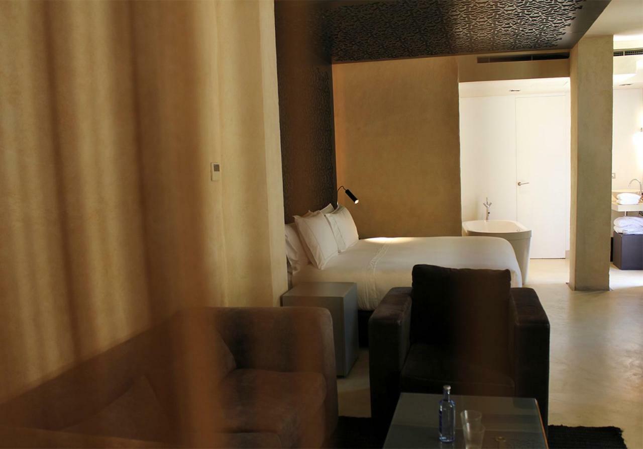 Eme Catedral Mercer Hotel Seville Ngoại thất bức ảnh A room at the hotel