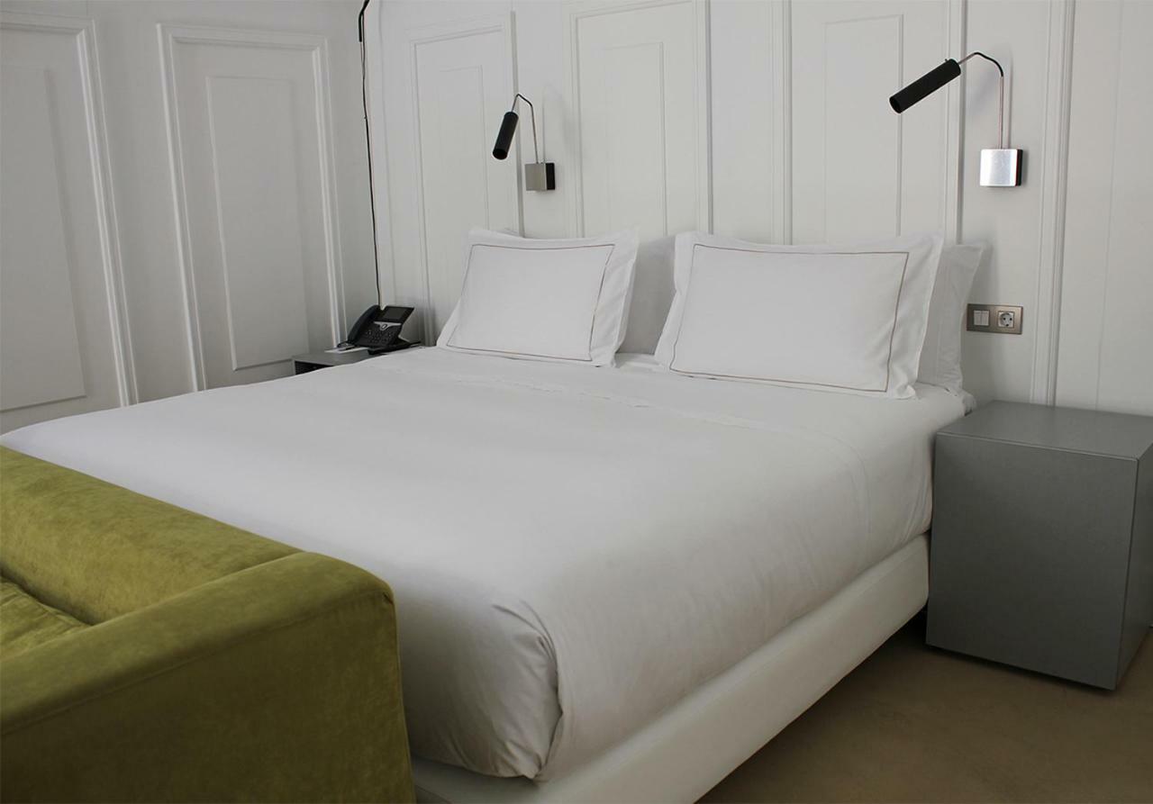 Eme Catedral Mercer Hotel Seville Ngoại thất bức ảnh A bed with a duvet