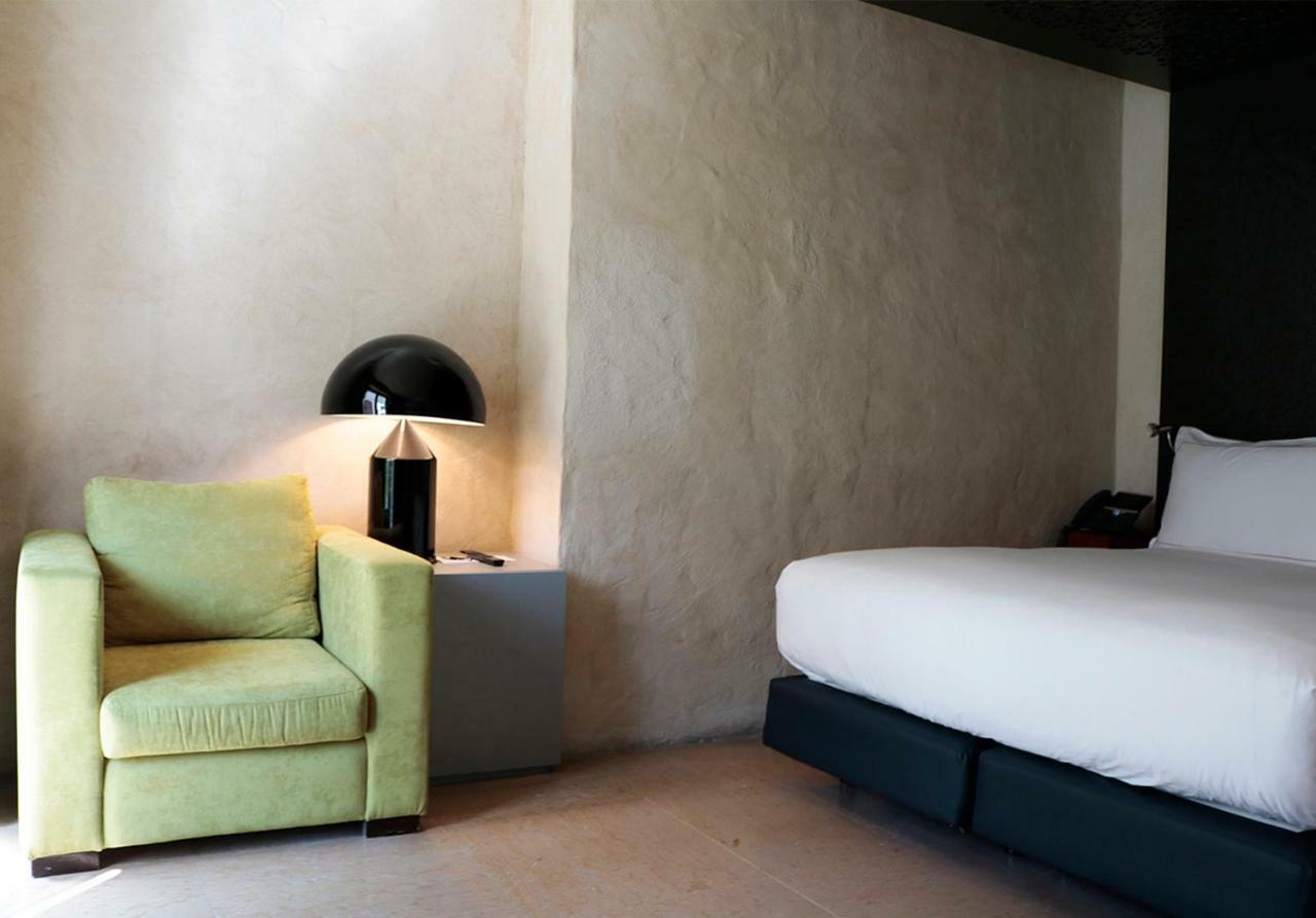 Eme Catedral Mercer Hotel Seville Ngoại thất bức ảnh A room at the hotel
