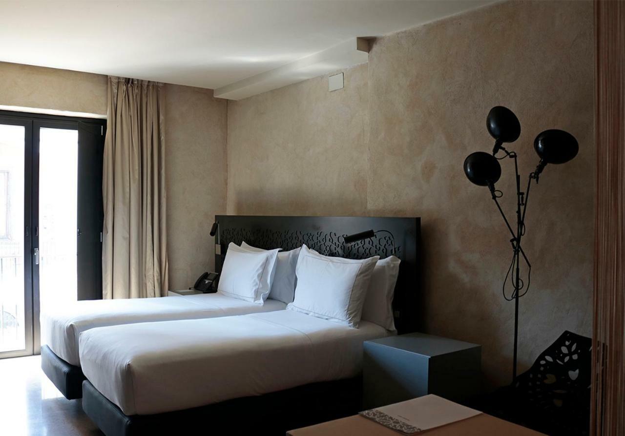 Eme Catedral Mercer Hotel Seville Ngoại thất bức ảnh A room at the hotel