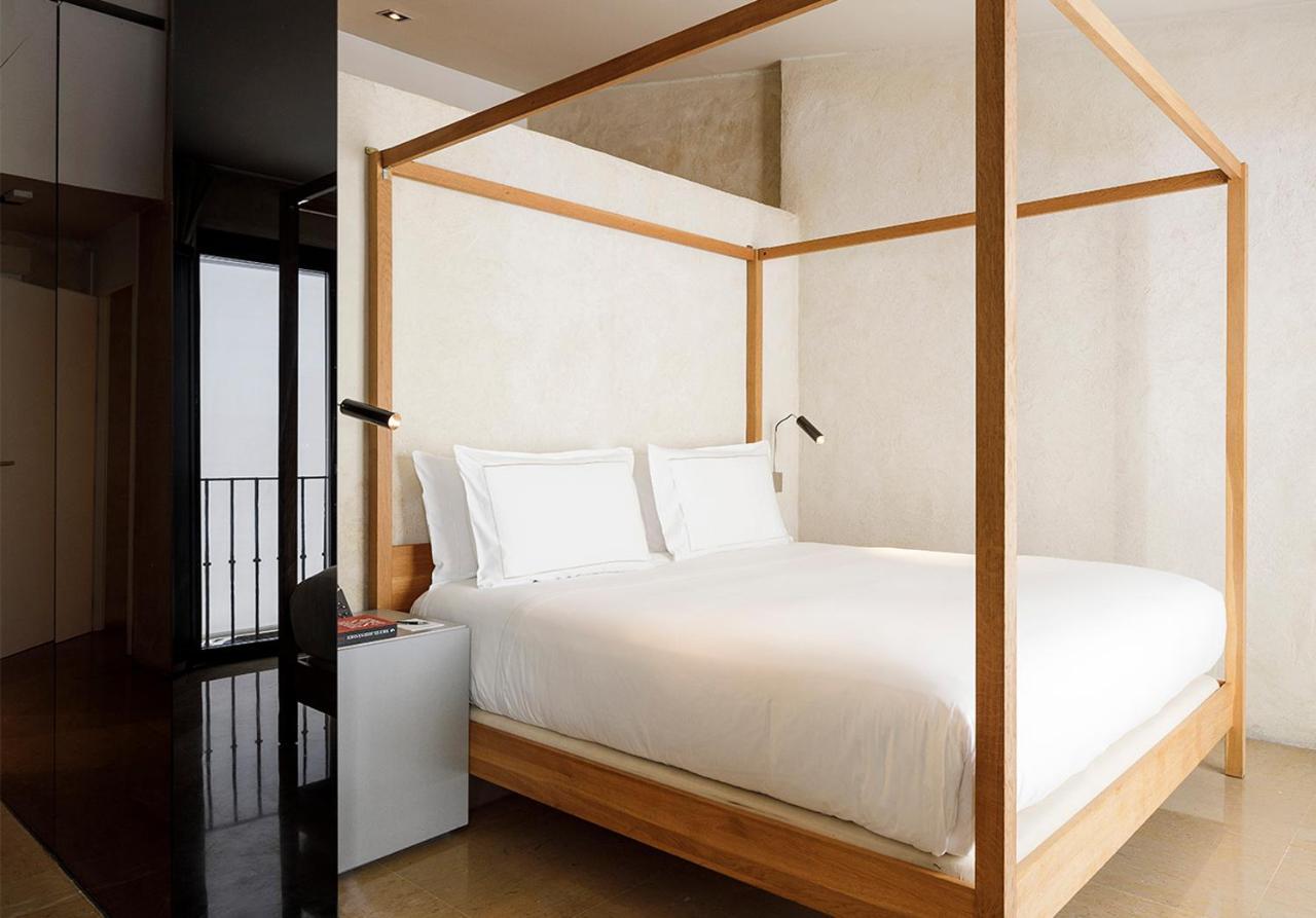 Eme Catedral Mercer Hotel Seville Ngoại thất bức ảnh A four-poster bed
