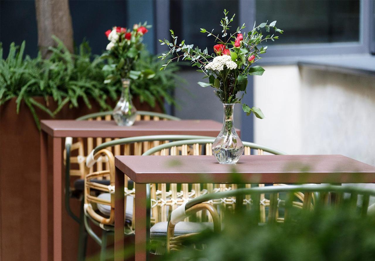 Eme Catedral Mercer Hotel Seville Ngoại thất bức ảnh The courtyard of the hotel