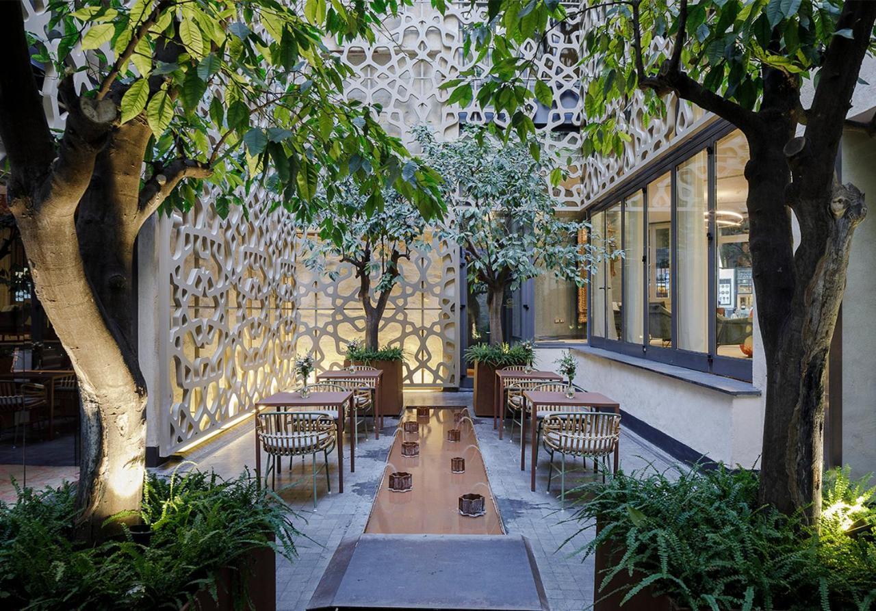 Eme Catedral Mercer Hotel Seville Ngoại thất bức ảnh The courtyard at the hotel
