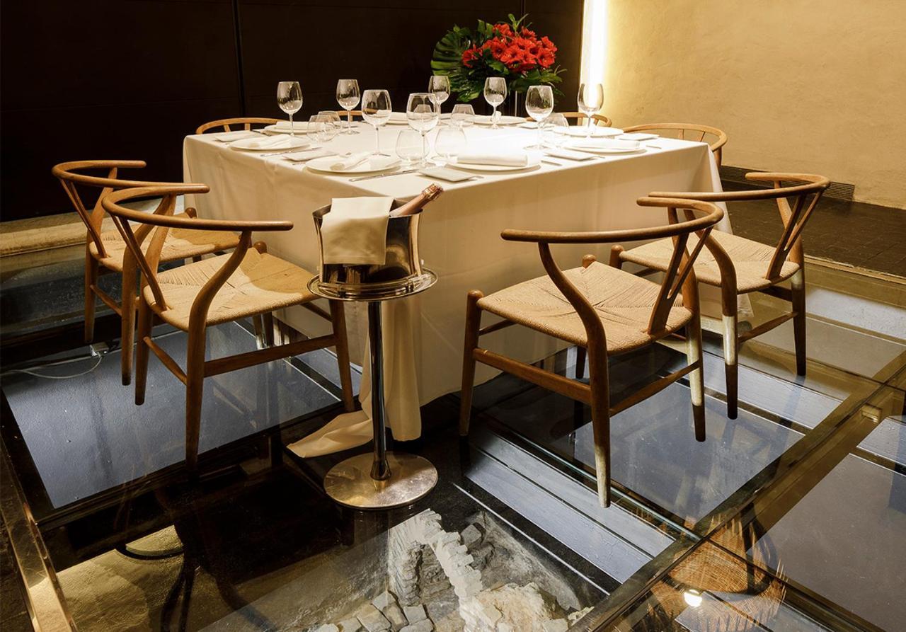 Eme Catedral Mercer Hotel Seville Ngoại thất bức ảnh Ch24 chairs at the Mandarin Oriental, Hong Kong