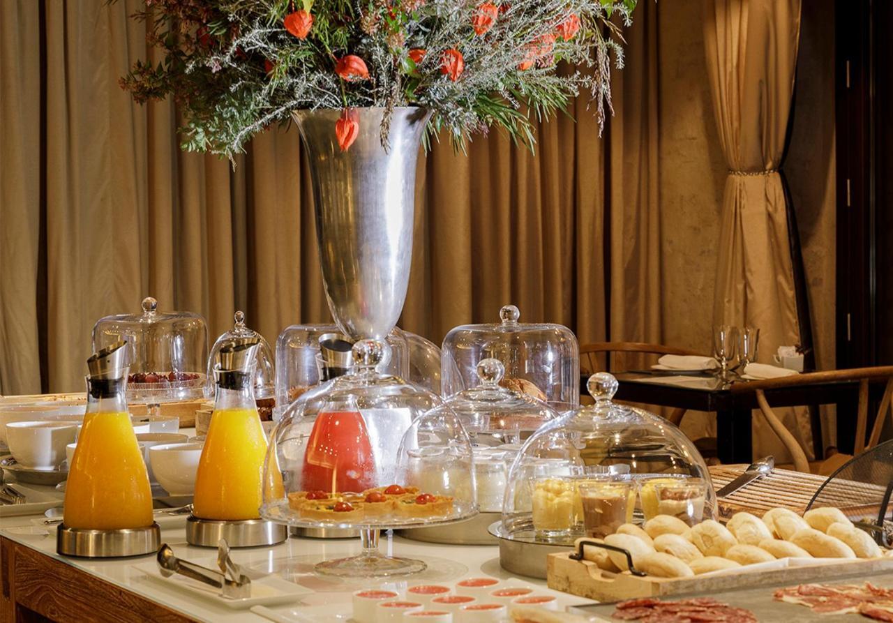 Eme Catedral Mercer Hotel Seville Ngoại thất bức ảnh A breakfast buffet