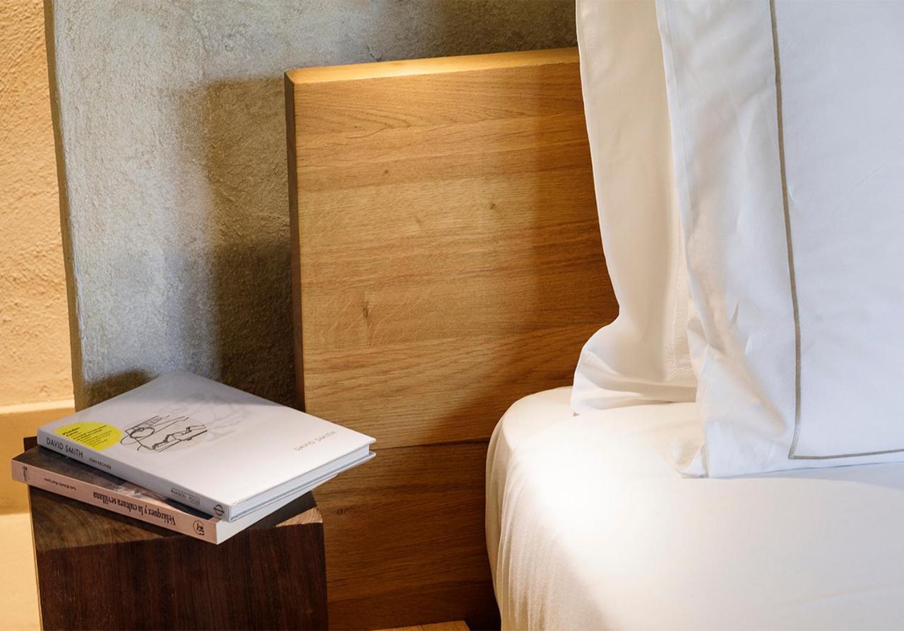 Eme Catedral Mercer Hotel Seville Ngoại thất bức ảnh A bed with a duvet